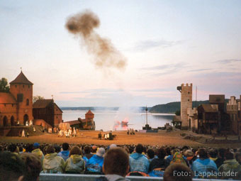 Die Störtebecker-Festspiele auf der Naturbühne Ralswiek (Quelle: Wikipedia, Foto: Lapplaender)