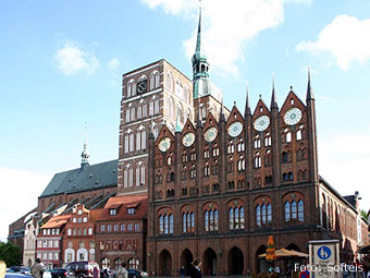 Alter Markt von Stralsund mit Rathaus und Nikolaikirche (Quelle: Wikipedia, Foto: Softeis)