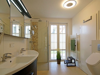 Das Bad mit Dusche und WC im Erdgeschoss